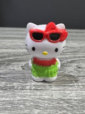 Hello Kitty & Friends: Hello Kitty in Hula Outfit & Sunglasses - Mini Figure